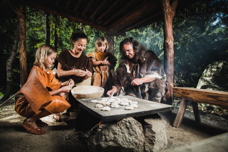 Ötztal, Urkraft Umhausen, Ötzi-Dorf, Wald, Brot, backen, Familie, Kinder, Frau, Mann, Stein, Leder, Fell, Holz, Feuer, Sommer