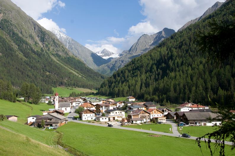 Ötztal, Gries in Längenfeld, Ortsaufnahme, Sommer