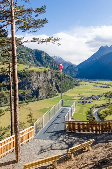 Kraftquell Längenfeld, Teufelskanzel, Aussichtsplattform, Sommer, Bäume, Wald, Fahne, Brand, Berge, Wiese, Dorf, Häuser, Ausblick, Kraftplatz