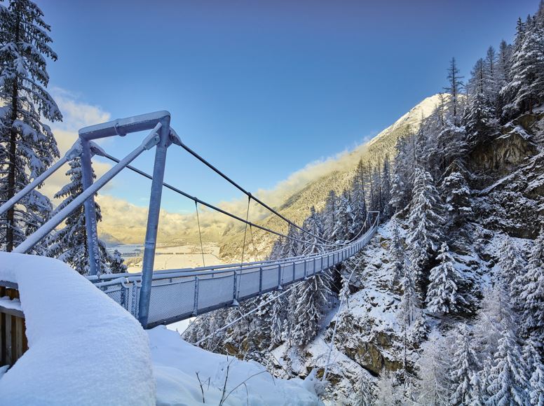 Längenfeld, Hängebrücke Burgstein, Winter, Schnee, Bäume, blauer Himmel, idyllisch, Idylle, verschneite Landschaft