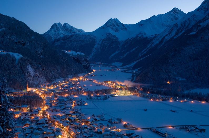 Ötztal, Längenfeld, Ortsaufnahme, Ortsbild, Winter, Häuser, Wald, Bäume, Schnee, Berge, blauer Himmel, Nachtaufnahme, Abend